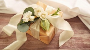 How-to-pick-the-perfect-wedding-gift-866x487